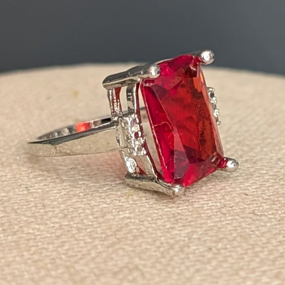 Large red glass statement ring - Picture 7 of 12